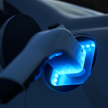 L’auto elettrica carica le batterie