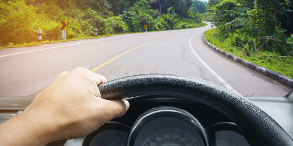 Noi guidatori terremo ancora le mani sul volante