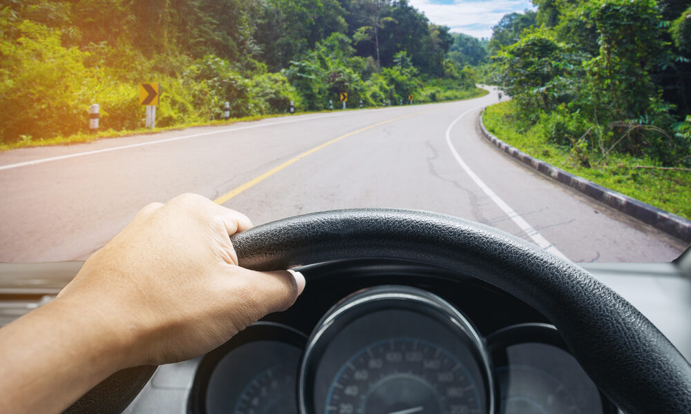 Noi guidatori terremo ancora le mani sul volante