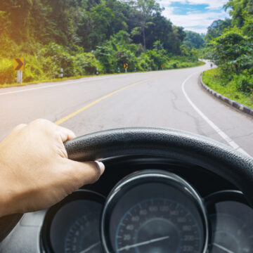 Noi guidatori terremo ancora le mani sul volante