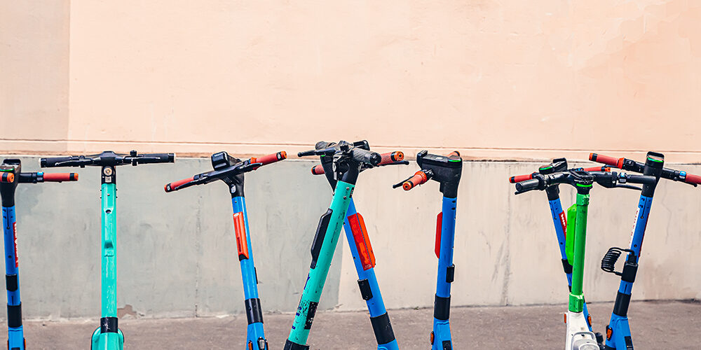 Micromobilità elettrica: una rivoluzione urbana tra benefici e rischi