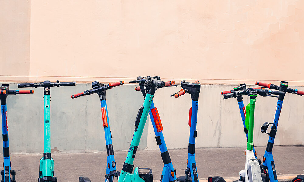 Micromobilità elettrica: una rivoluzione urbana tra benefici e rischi