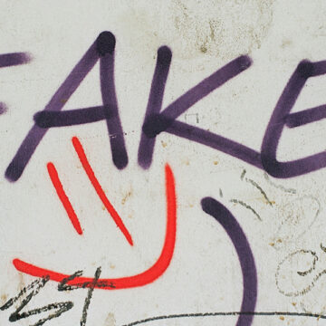 Le mani fake sulla democrazia