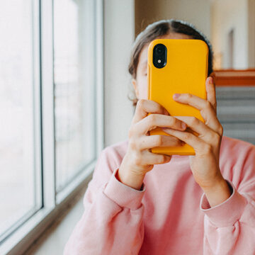 Giovani senza social: divieti, scuola e famiglie davanti alla sfida digitale