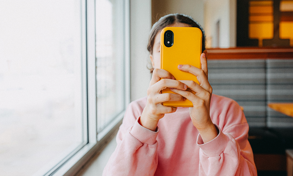 Giovani senza social: divieti, scuola e famiglie davanti alla sfida digitale